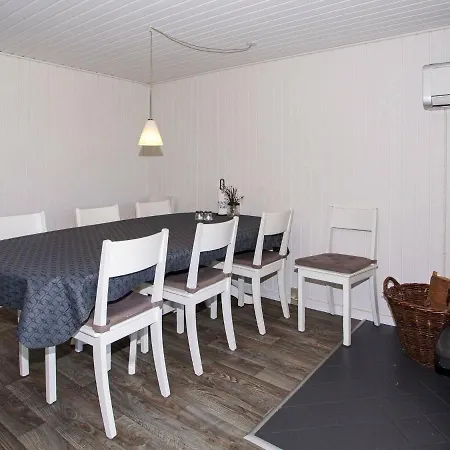 6 Person In Hemmet-by Traum *